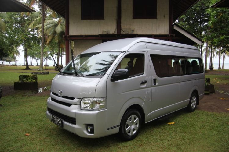 Rental-Car-With-Driver-And-Tour-Guide-Service-for-around-Jakarta